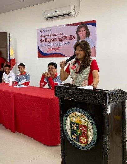 Sen. Imee in Pililla with local leaders.jpg