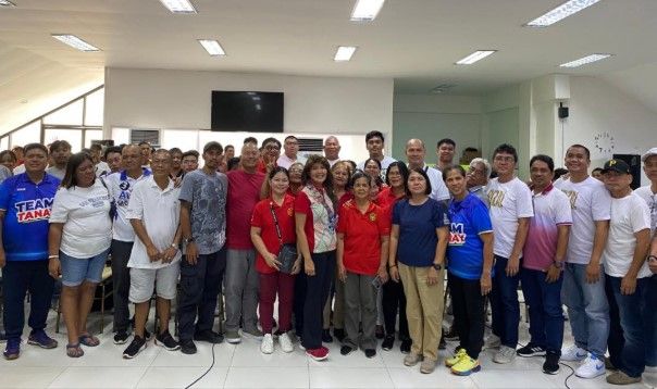 Sen. Imee in Tanay with people.jpg