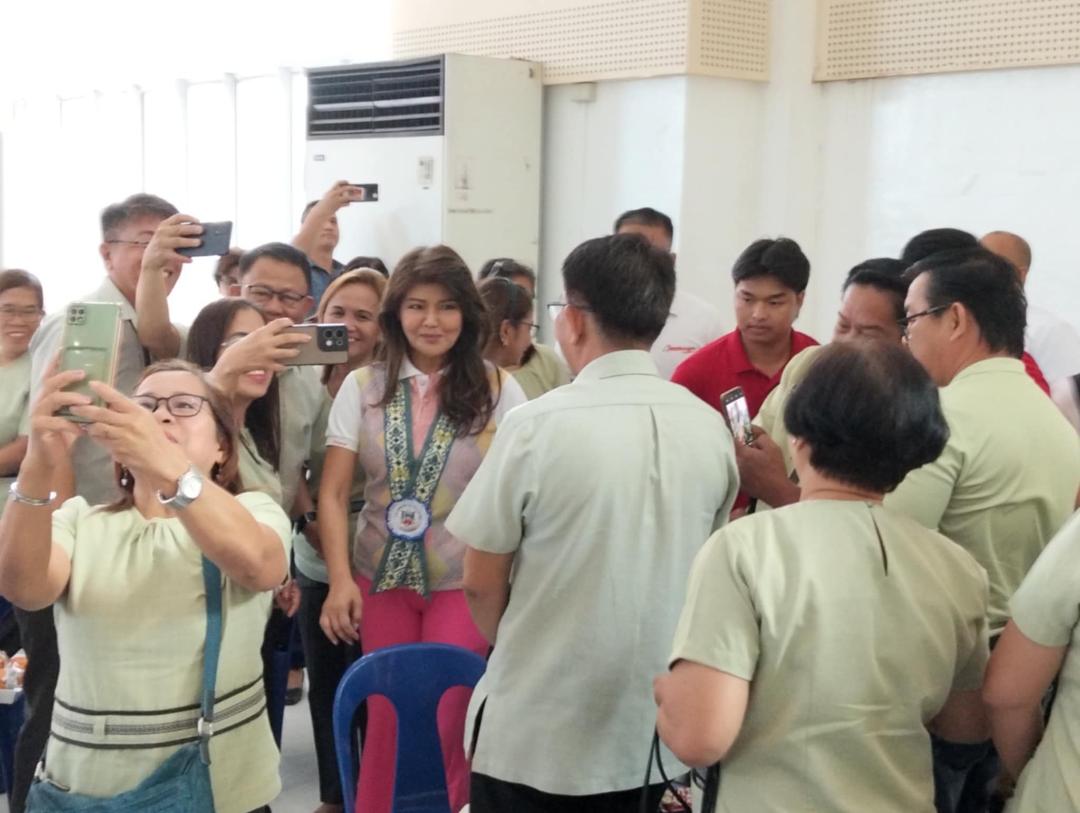 Sen Imee with Teachers.jpg