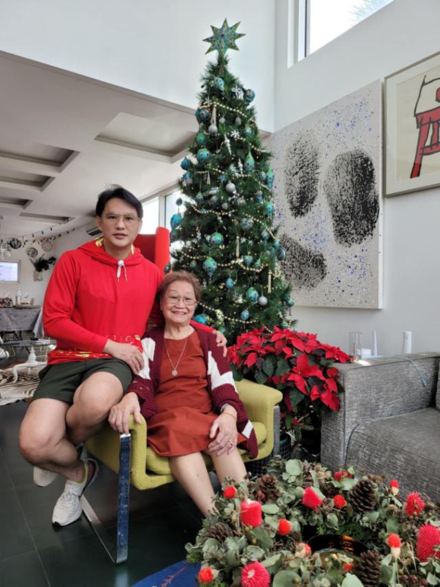 Steven Tan and his mother Juanita.jpg