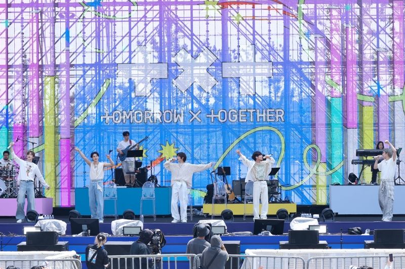 TOMORROW X TOGETHER GROUP(1).jpg