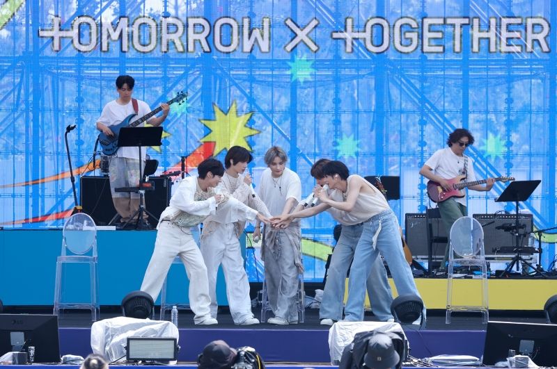 TOMORROW X TOGETHER GROUP (2).jpg