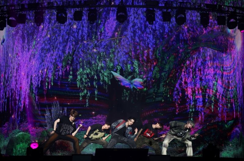 TOMORROW X TOGETHER GROUP_WEVERSE CON (3).jpg