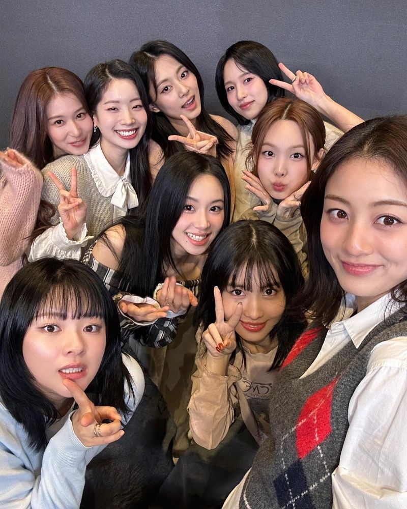 TWICE (2).jpg