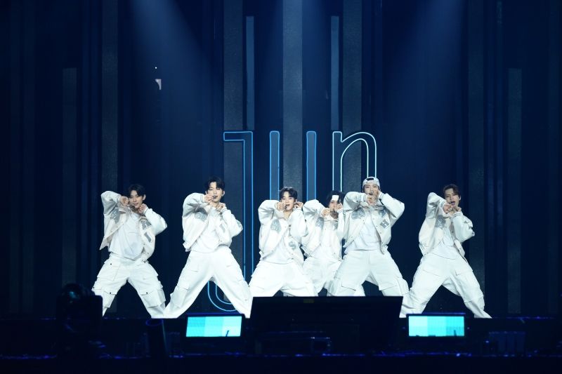 Tribute Stage_THE NEW SIX.jpg