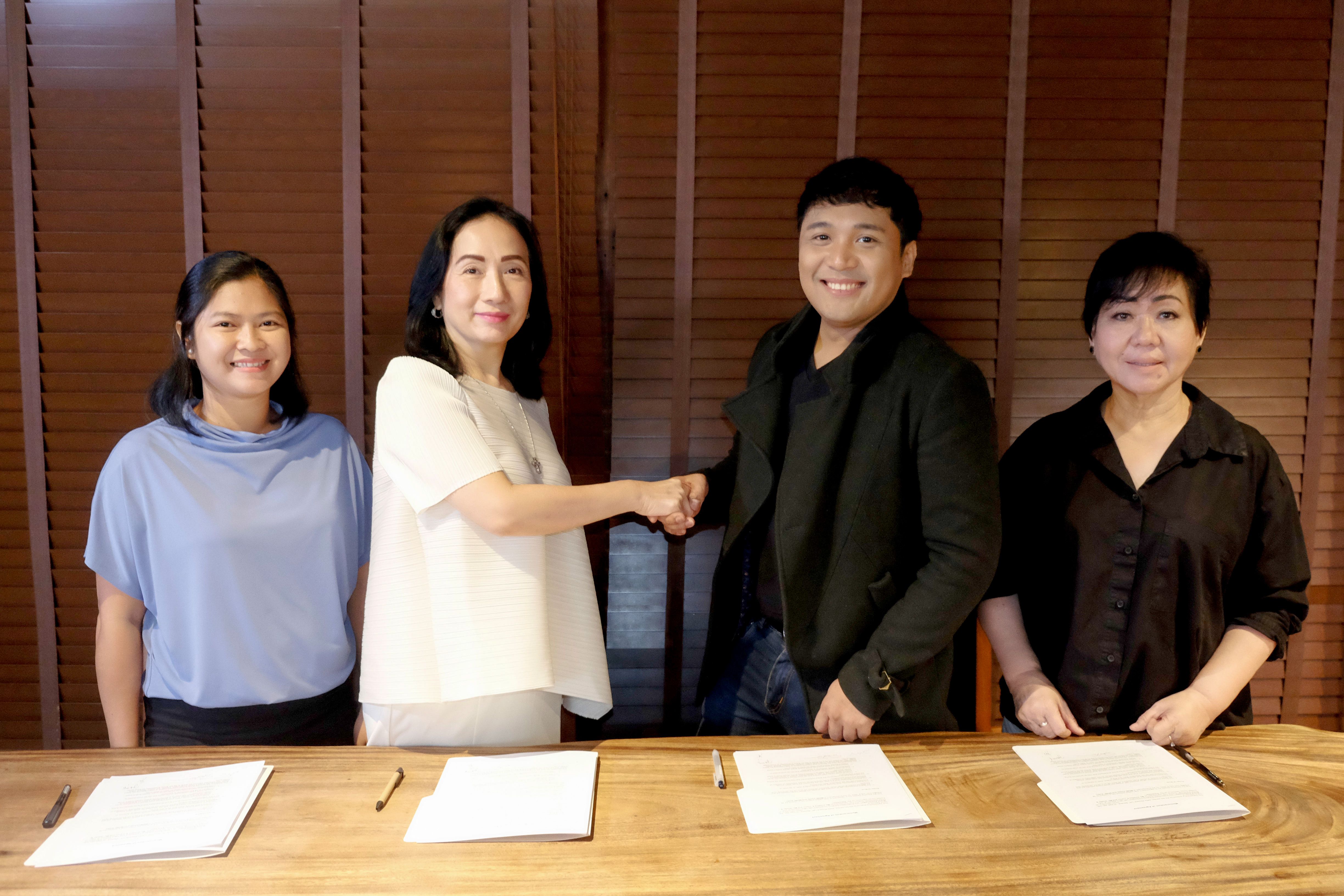 WOW FIESTA-MOA SIGNING-Photo 2.JPG