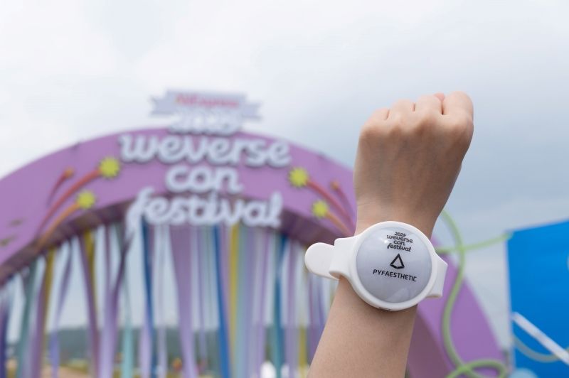 Weverse Con Festival Official Lightband.jpg