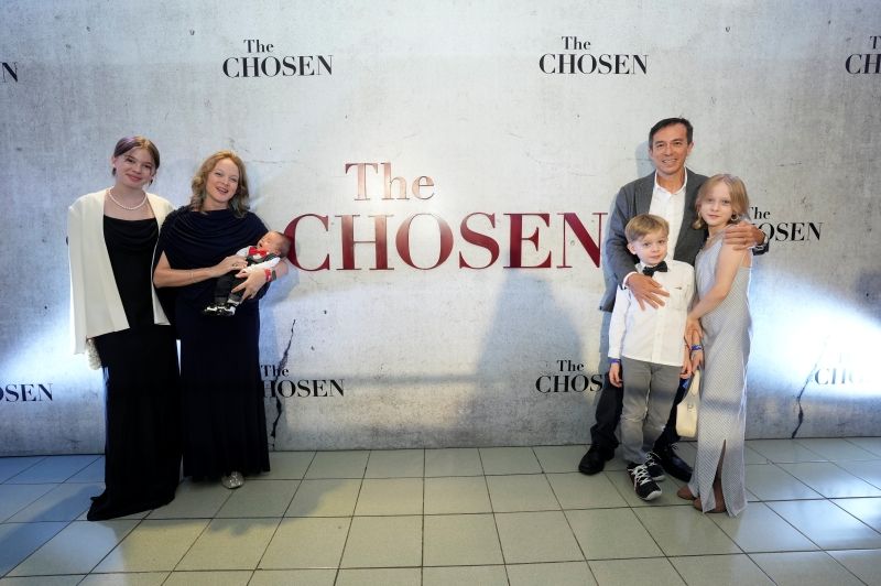 _caption reference_Peter Tan Chi Jr. and his family.jpg