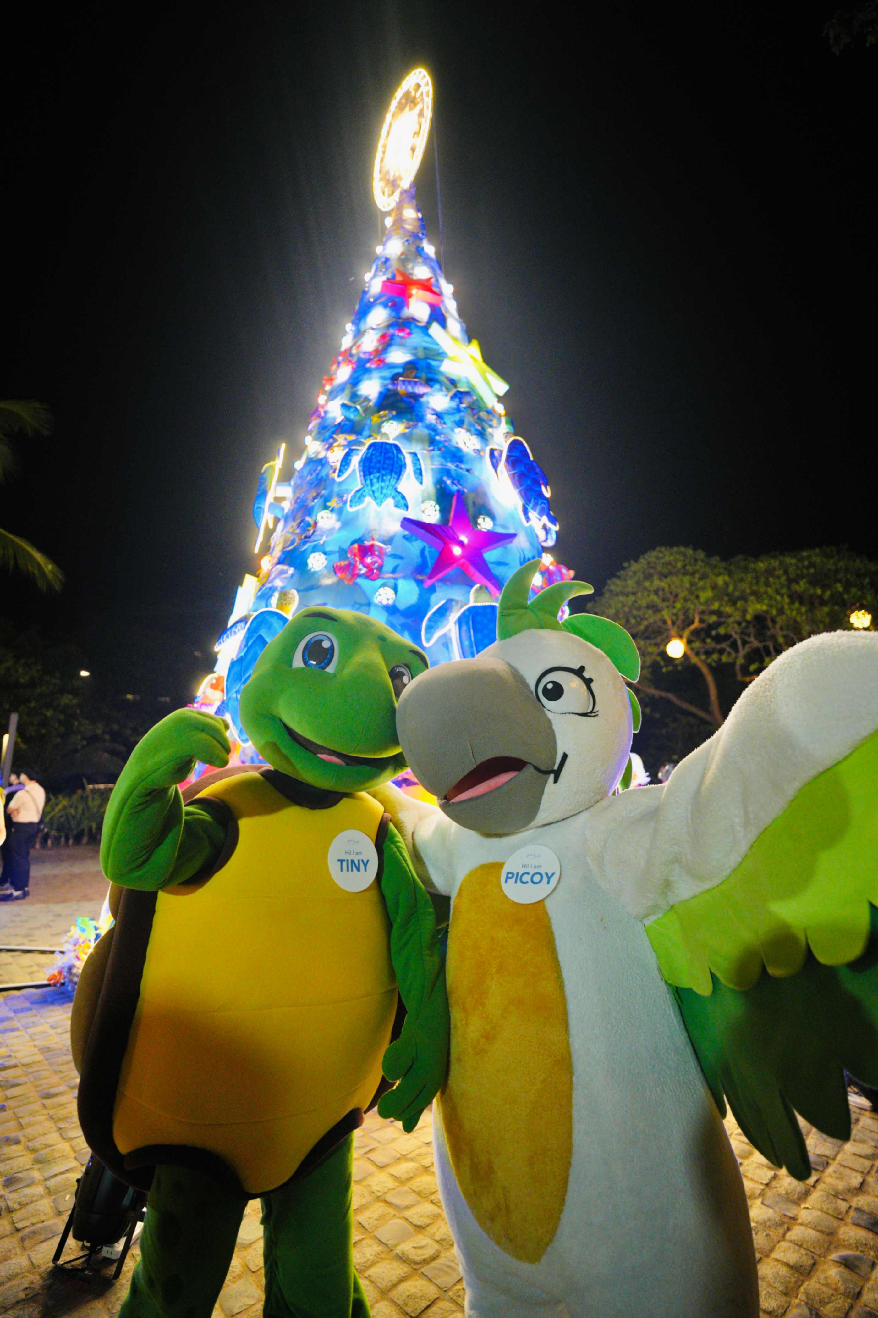 jpeg-optimizer_05 Picoy and Tiny with Pico de Loro Cove's 30-foot Christmas Tree.jpg