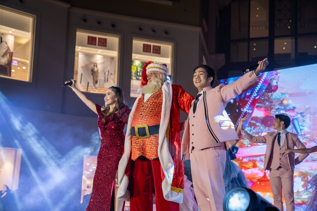 jpeg-optimizer_5 Santa Claus spreads cheer.jpg