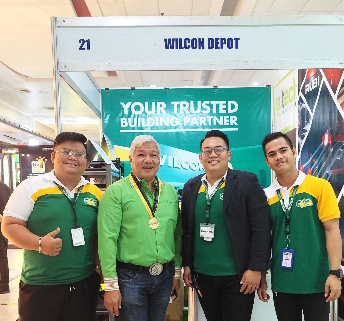 jpeg-optimizer_Arch. James Jao visiting Wilcon Depot Booth.jpg