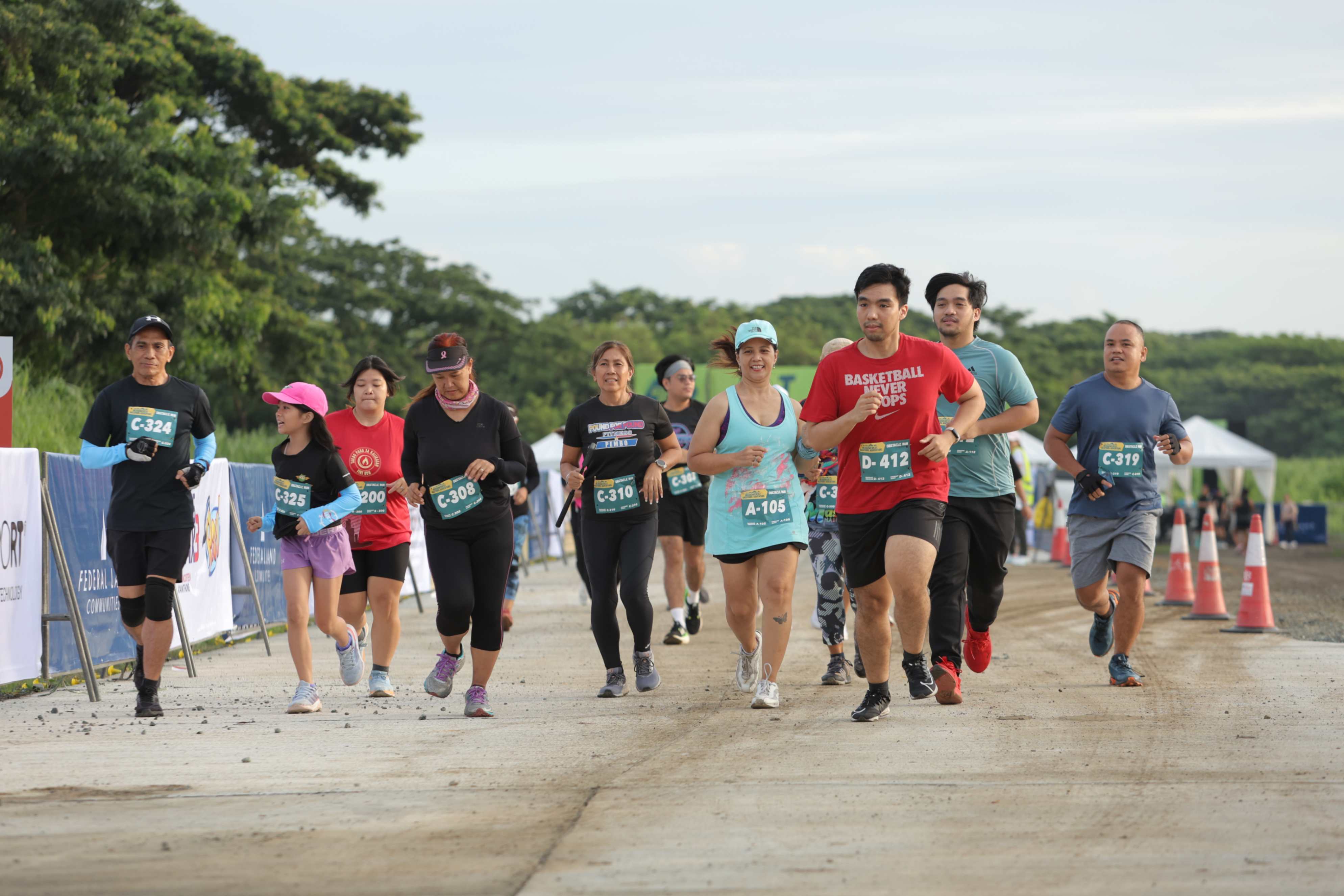 jpeg-optimizer_Participants conquer the Obstacle Run at the Meadowcrest Backyard Adventure—a 2km beginner-friendly run on mixed terrain of road and trail, with addit.JPG
