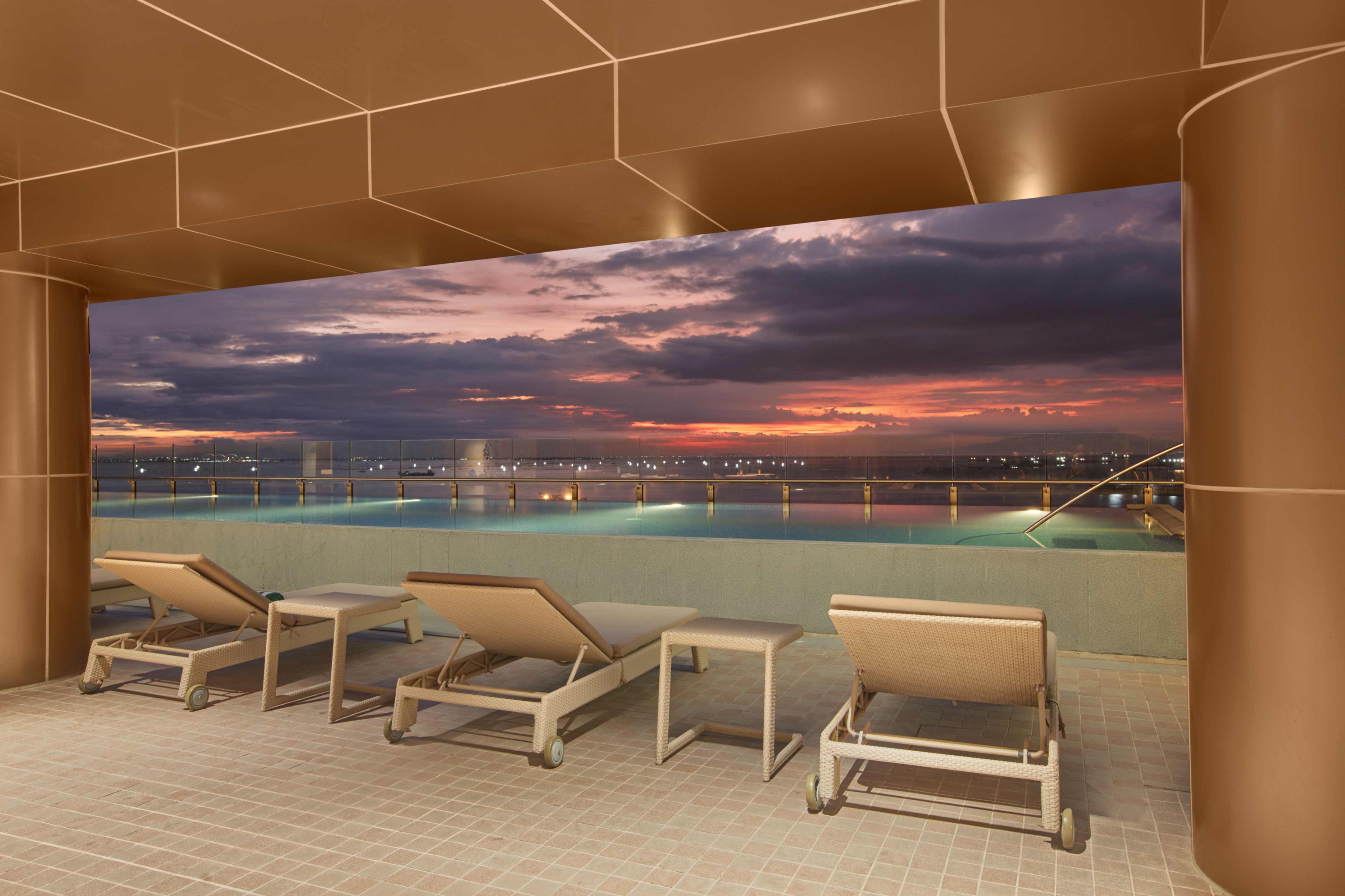 jpeg-optimizer_Rooftop Infinity Pool 2.jpg