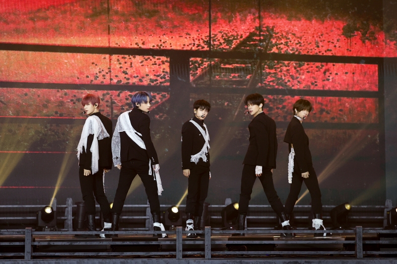 Deja Vu 퍼포먼스 TXT minisode 3 TOMORROW MEDIA SHOWCASE (2).jpg