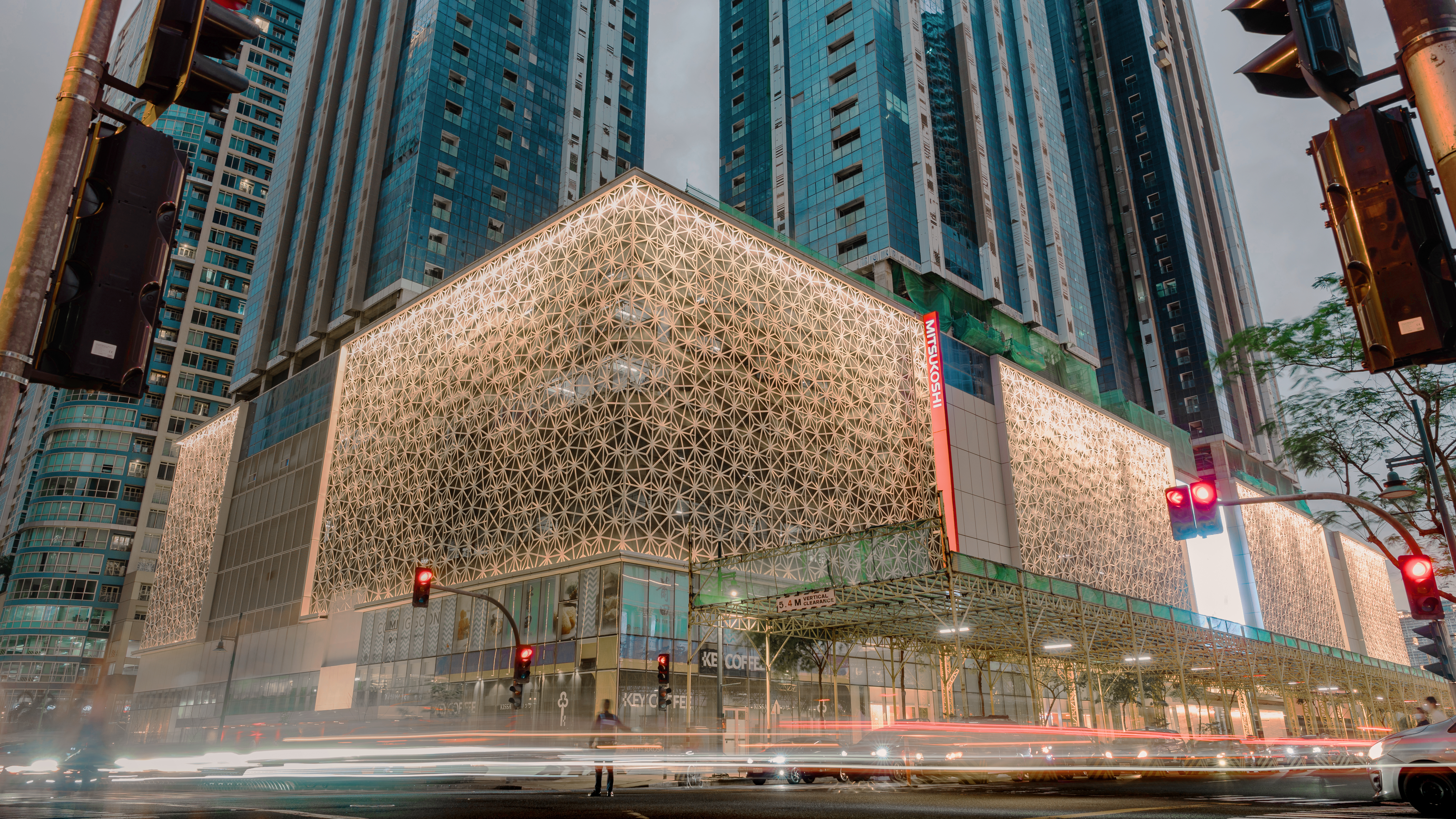 Facade - MITSUKOSHI BGC (Night).JPG