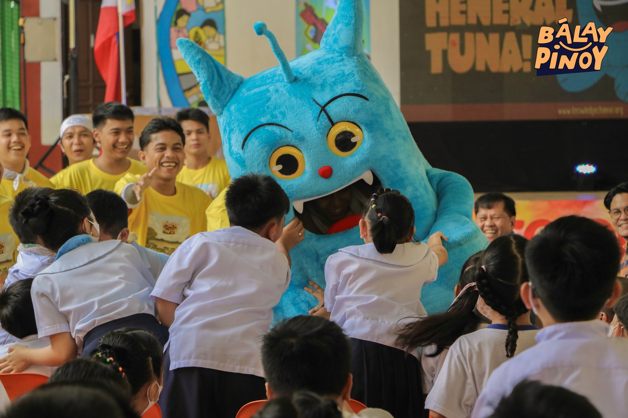 Heneral Tuna with students from Pedro Guevara Elementary School.jpg