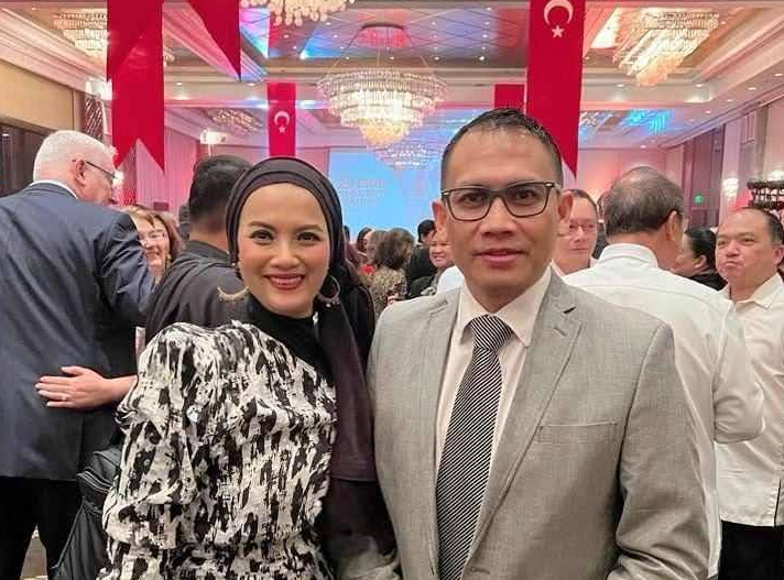 Manulife Global Business Service HR Head Ardhi Siregar with his wife Puspita Aji.jpg