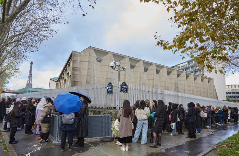 Nov 14, 23 - SEVENTEEN - UNESCO - Fans waiting outside 2.jpg