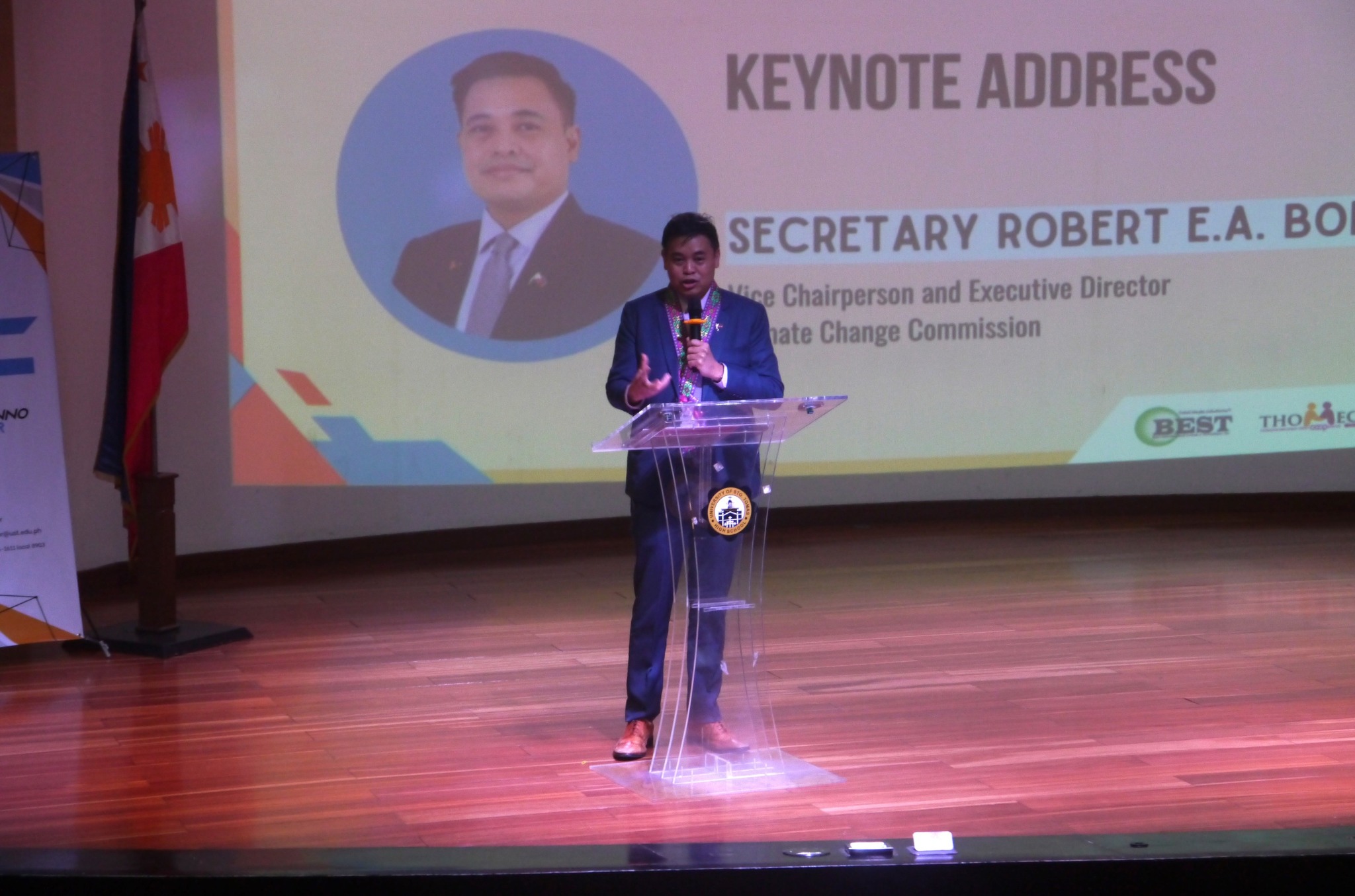 (PHOTO2) UST x Hack-a-Thom.jpeg