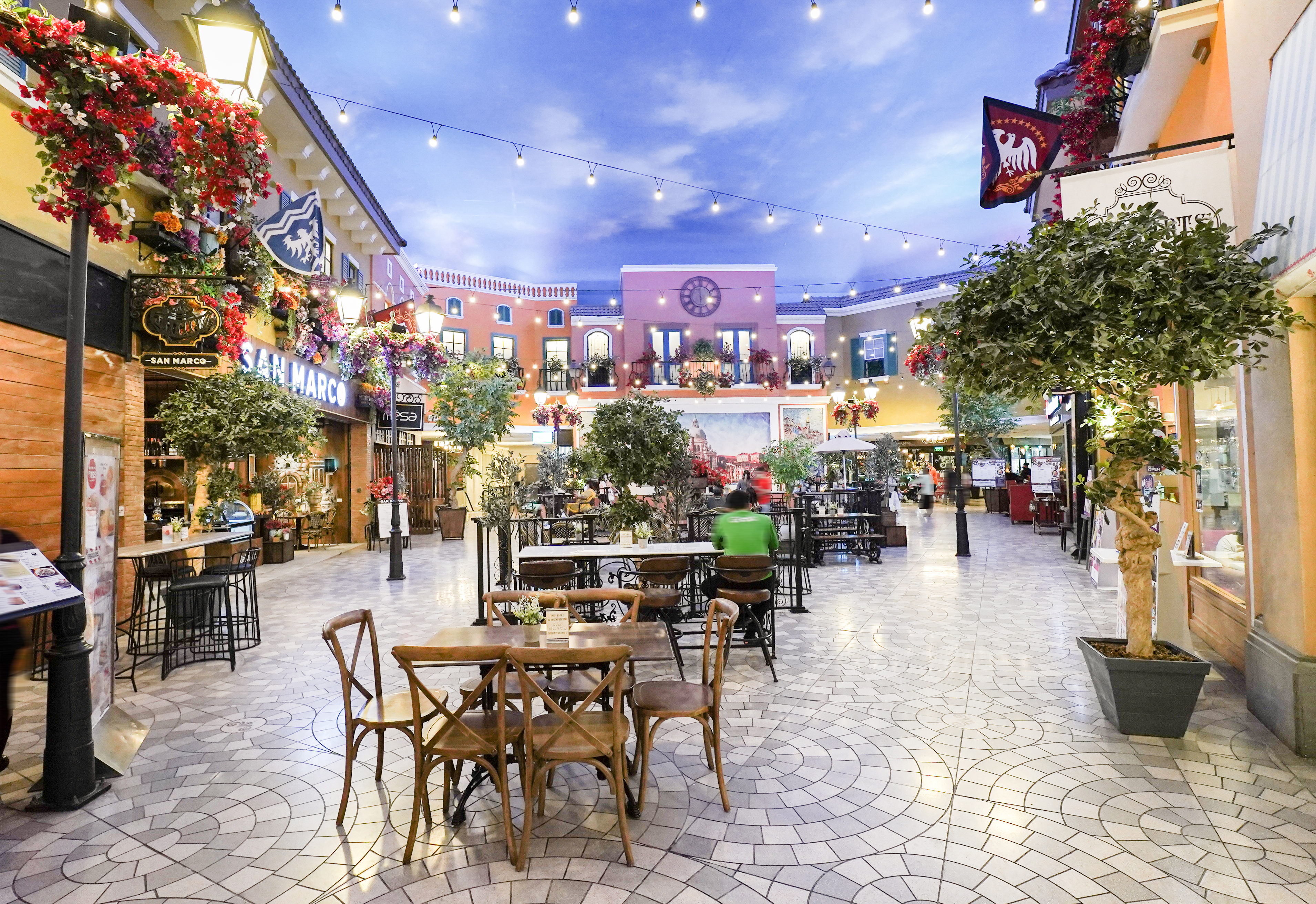 Photo 04 Evia Lifestyle Center.jpg