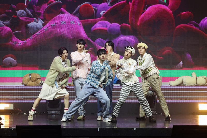 STAGE_ ABCDLOVE BOYNEXTDOOR WHY.. MEDIA SHOWCASE (1).jpg