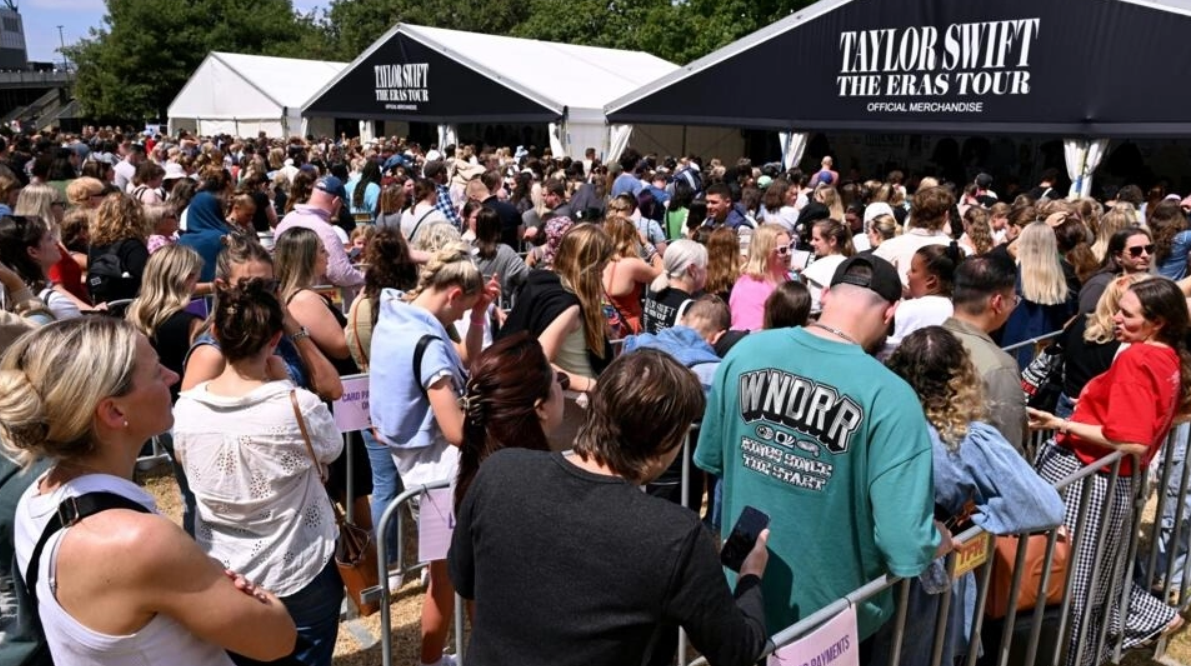 Swifties, queue for merchandise at the Melbourne Cricket Ground (MCG) .png