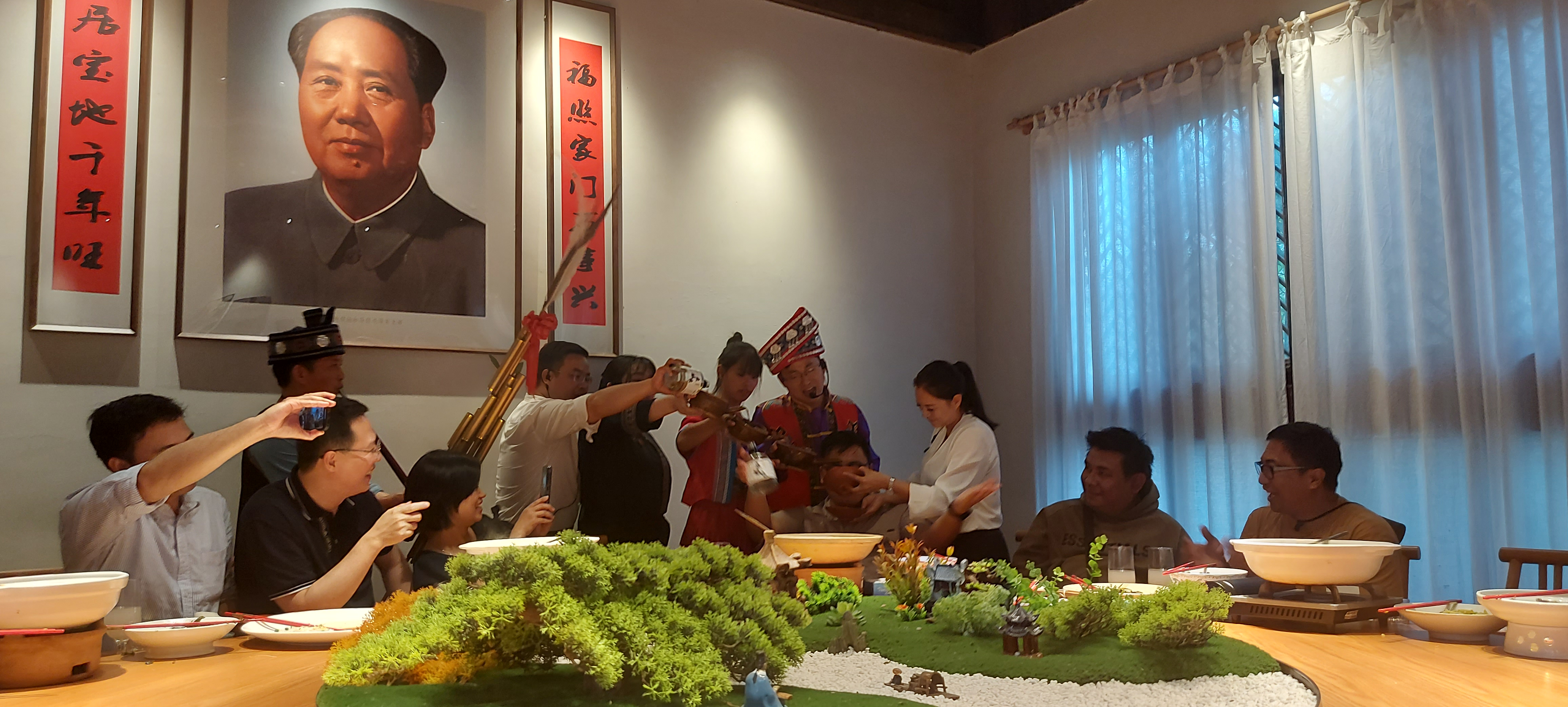 Chinese officials.jpg