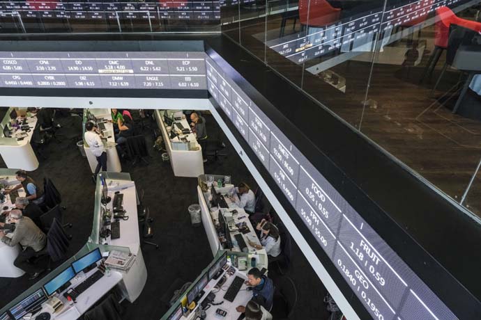 Stocks inch up on  creeping optimism