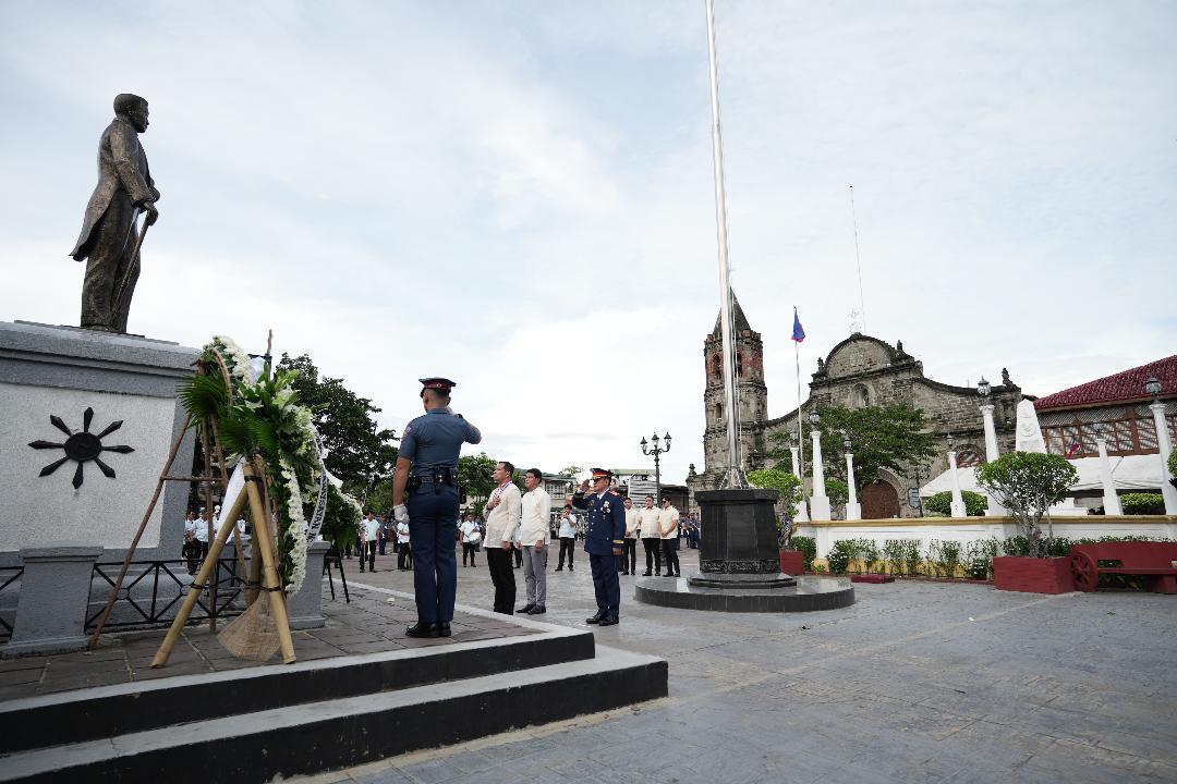 paying tribute to the first PH president.jpg