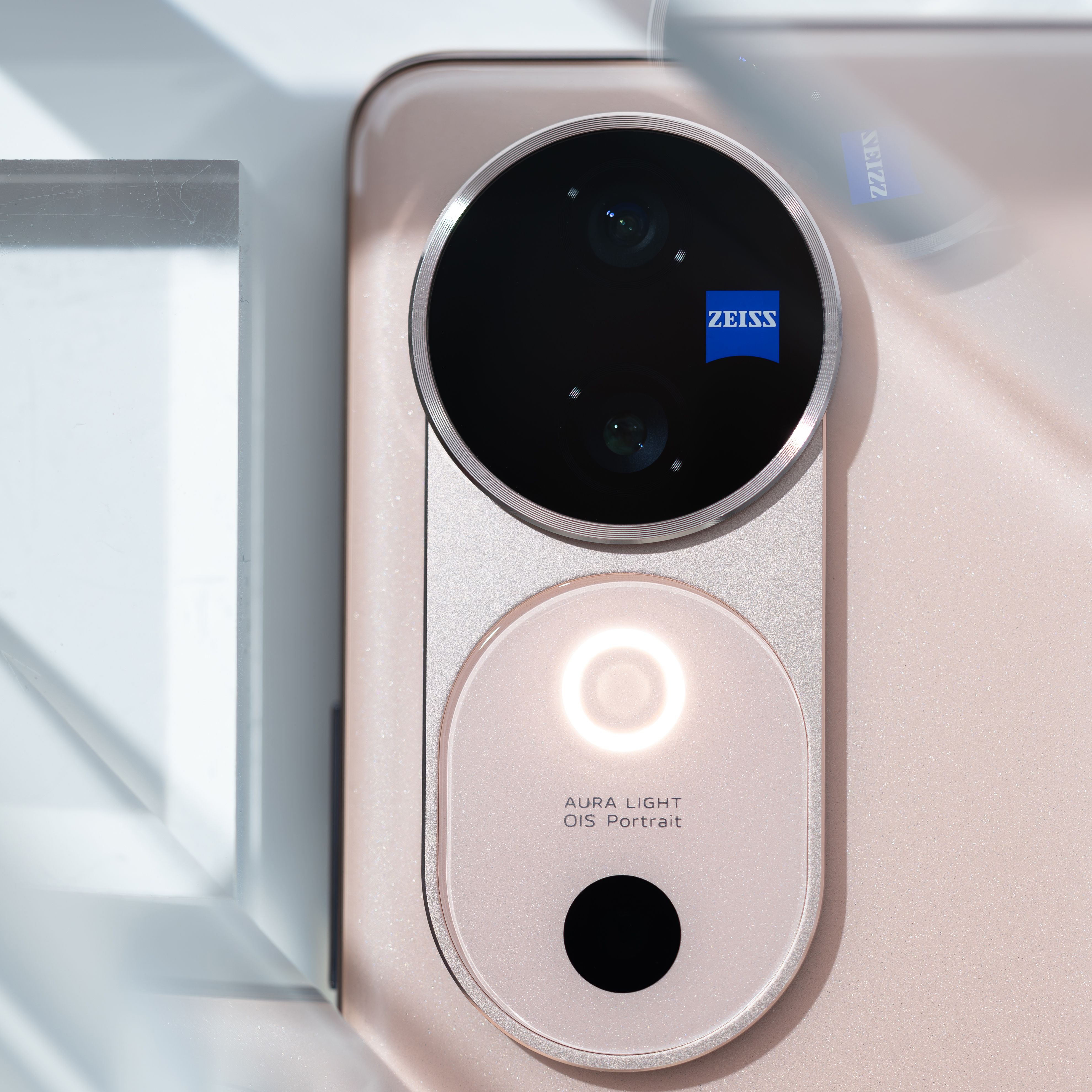 vivo V40 Gemini Ring Design in camera module.jpg